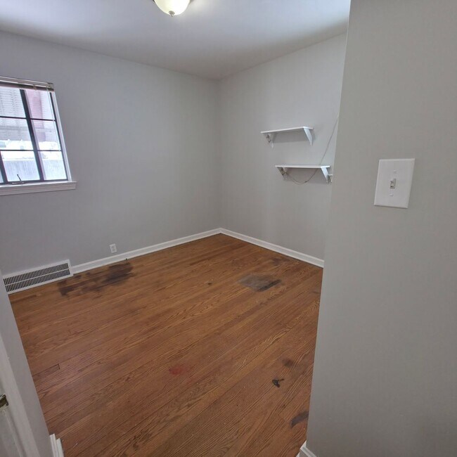 Building Photo - Single Family Home 2 beds 1 bath Available Now!