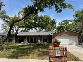 Building Photo - 305 W Sweetwater Creek Dr