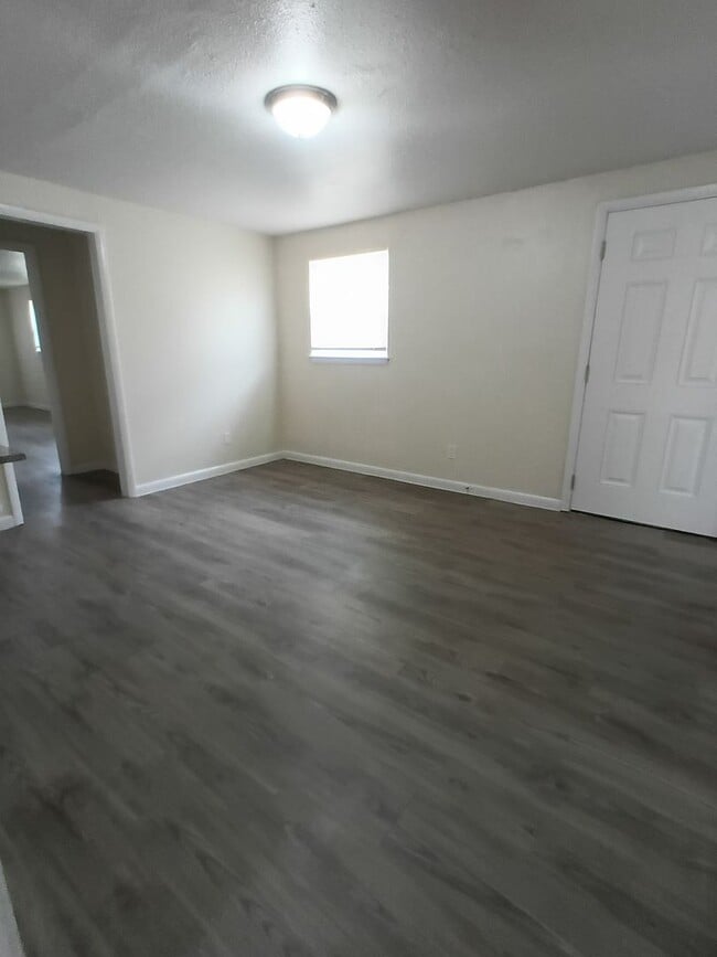 Building Photo - Freshened up ready for new tenants! Section 8 approved