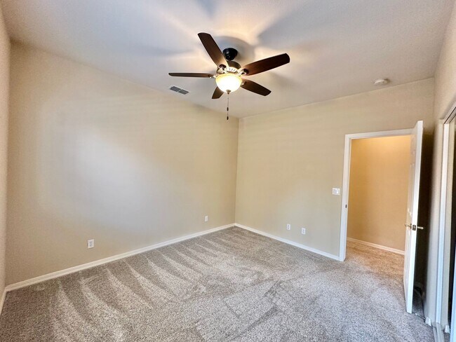Building Photo - Beautiful 3 bedroom, 3 bathroom home with ...