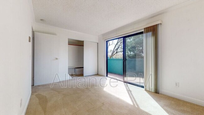 Building Photo - 221 College View Dr