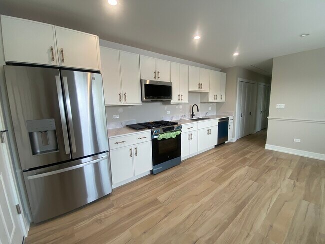 Building Photo - 2934 N Avers Ave