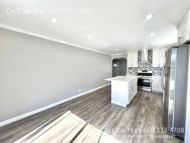 Building Photo - 3197 Bourgeois Way