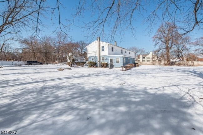 Building Photo - 10 Cardinal Ln