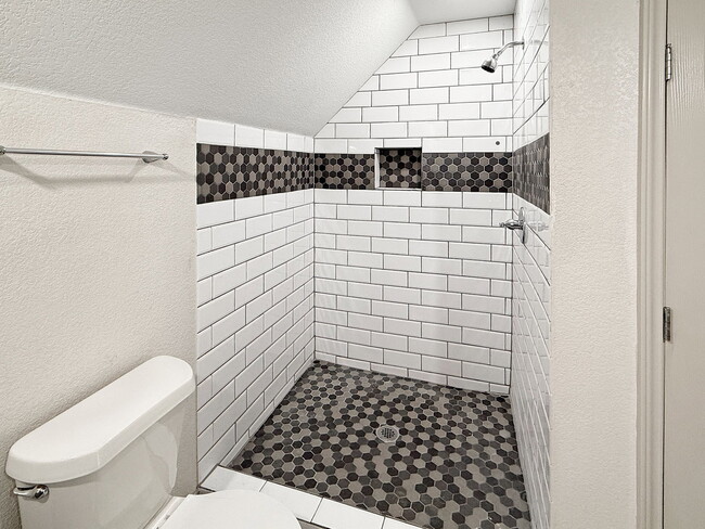 Building Photo - 2424 Mckinley Ave