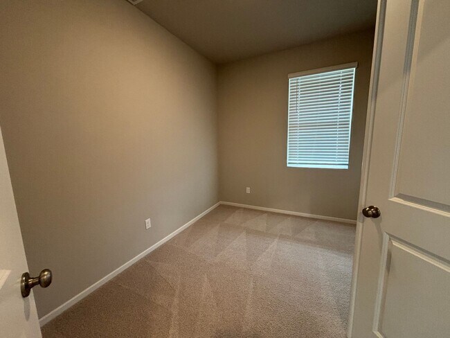 Building Photo - Beautiful 4 Bed/2.5 Bath Plus Office with ...