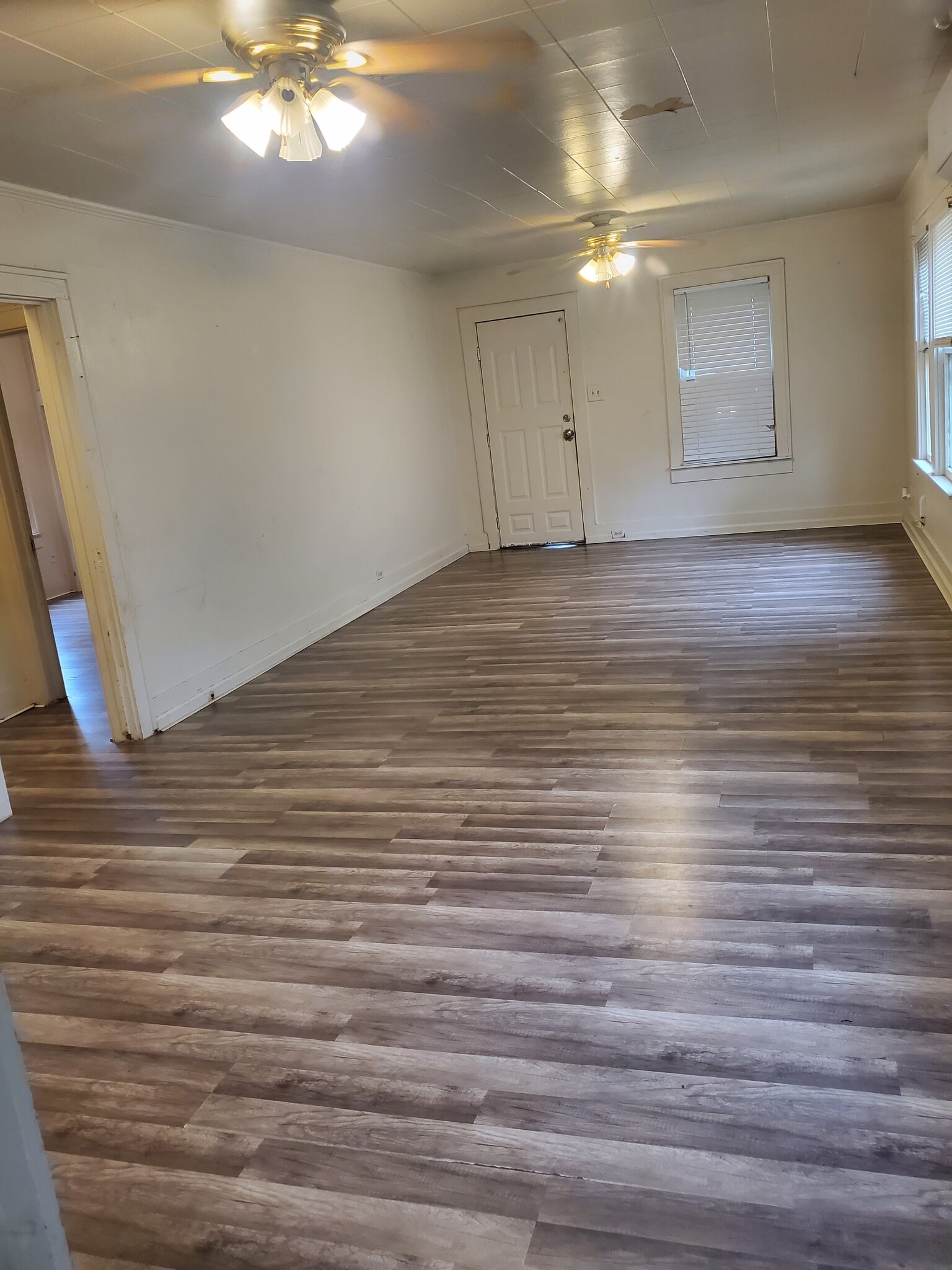 Family room - 222 W Murrill Ave