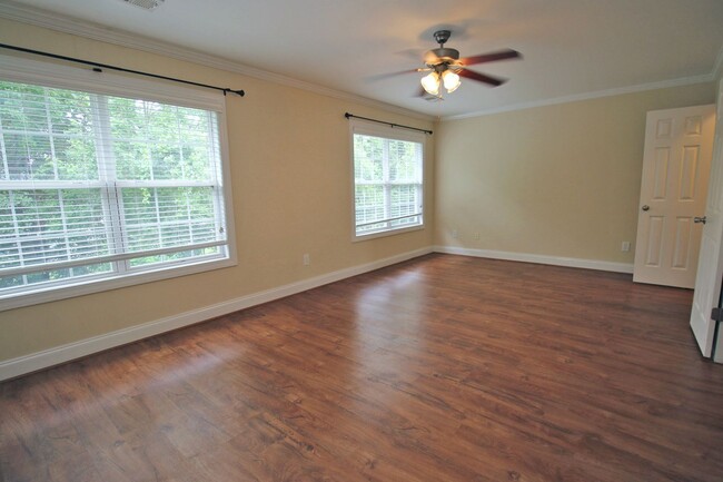 Building Photo - 3 Bedroom. 2.5 Bathroom Townhome in Pennin...