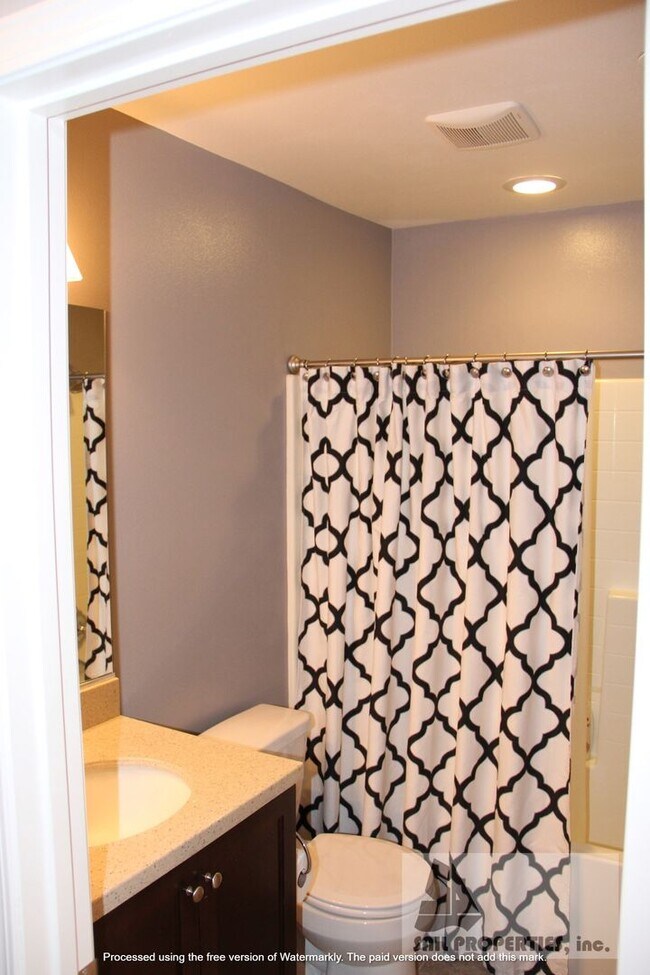 Building Photo - Beautiful Upgraded 3 Bd 3.5 Bth w/Large Bo...