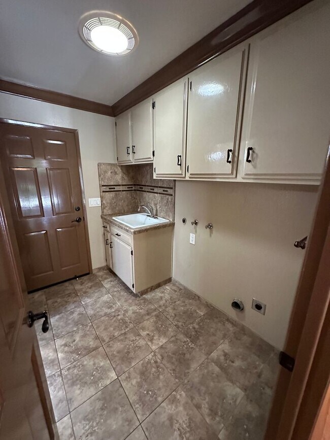 Building Photo - Single Story 3 Bedroom, 3 Full Bath / Best...