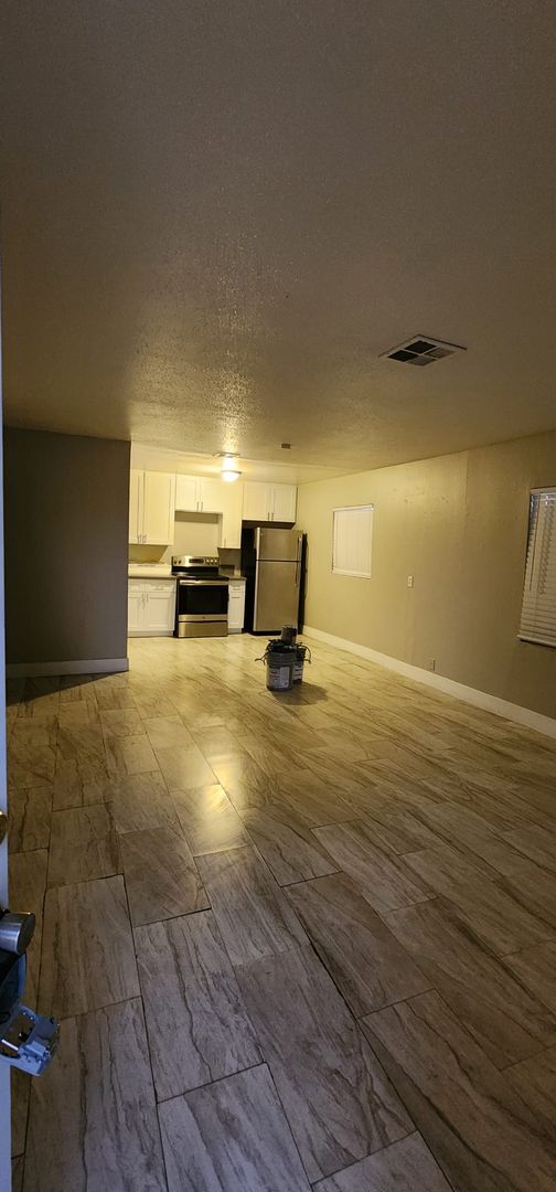 Building Photo - Charming 2 Bed, 2 Bath Apartment in Las Vegas