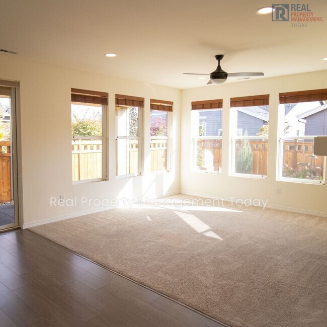Building Photo - Beautiful 2 Bed Rambler! 55+ Community!