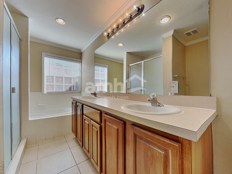 Building Photo - 245 Oak Run Ct