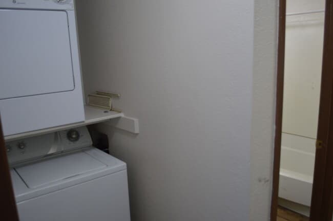 Building Photo - Centrally Located! Cute & Cozy 1 Bedroom 1 Bath