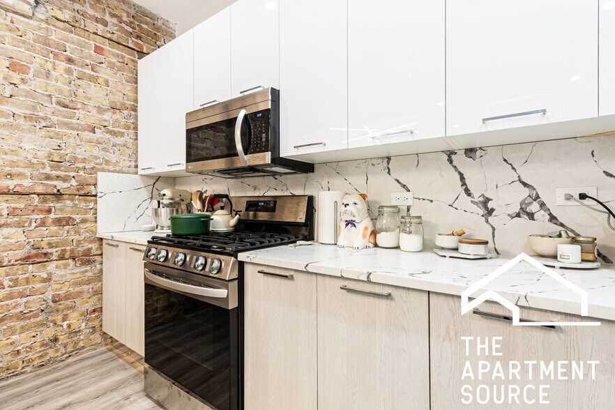 Building Photo - 2743 W Division St