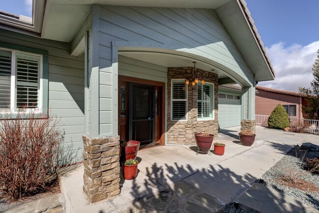 Building Photo - Incredible Home with Lake Views!