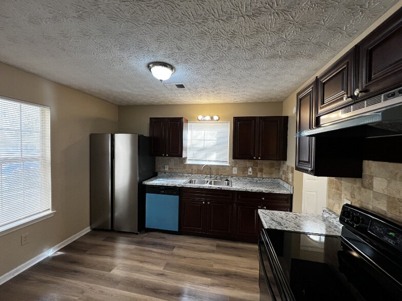 Building Photo - 6635 Meadow Green Cir