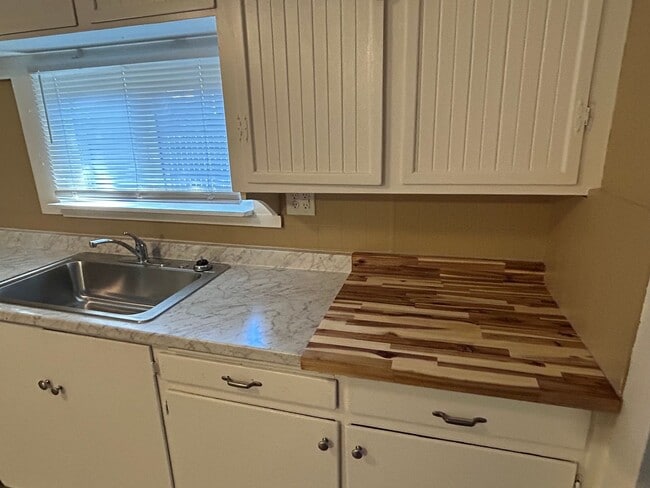 Building Photo - MOVE IN SPECIAL- $500 OFF OF THE 1ST MONTHS RENT-3 bedroom 2 bath with bonus storage room next to...