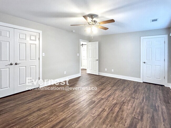 Building Photo - 4-Room Home in Prime Location Near Schools...