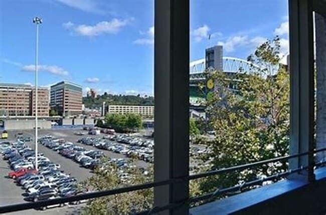 Building Photo - Beautiful and Historic condo just steps fr...