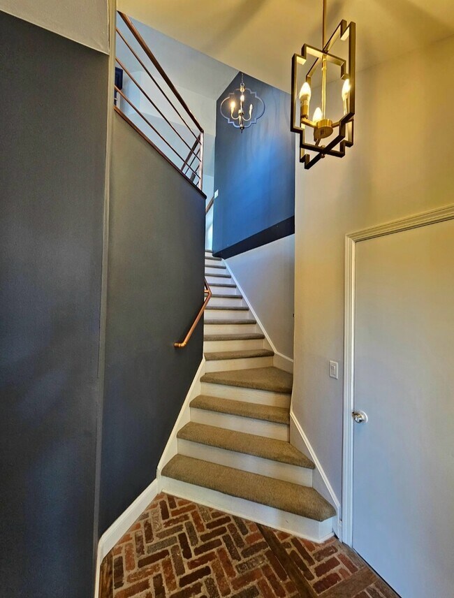 Building Photo - 755 Golf Ln