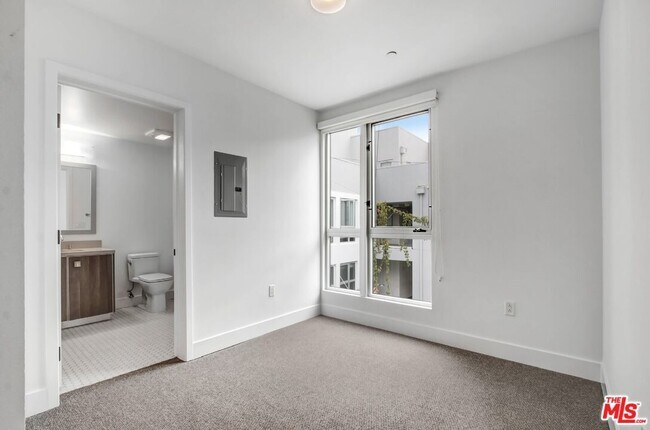 Building Photo - 1168 S Barrington Ave