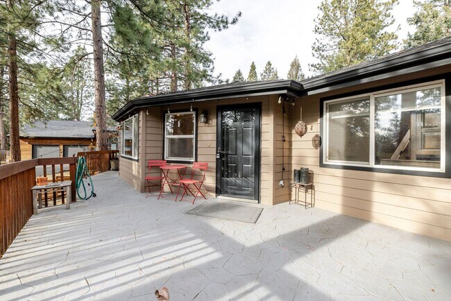 Building Photo - 3BR Furnished NW Bend Home