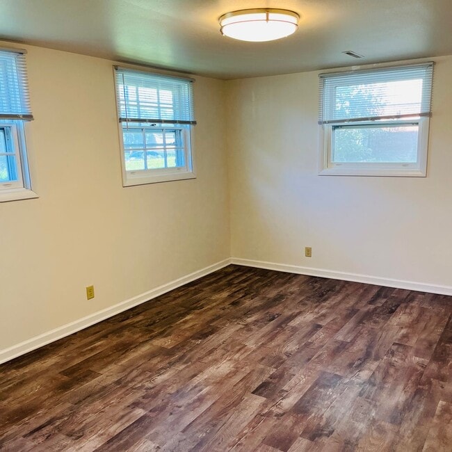 Building Photo - Beautifully remodeled 3 bedroom, 2 bath duplex in Royal Oaks Neighborhood