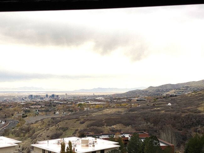 Building Photo - 2 Bed 2 Bath Condo in Bench Tower Condomin...
