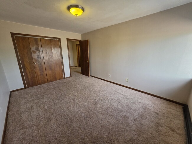 Building Photo - Large 1 Bedroom with Bonus Room - Available Now!