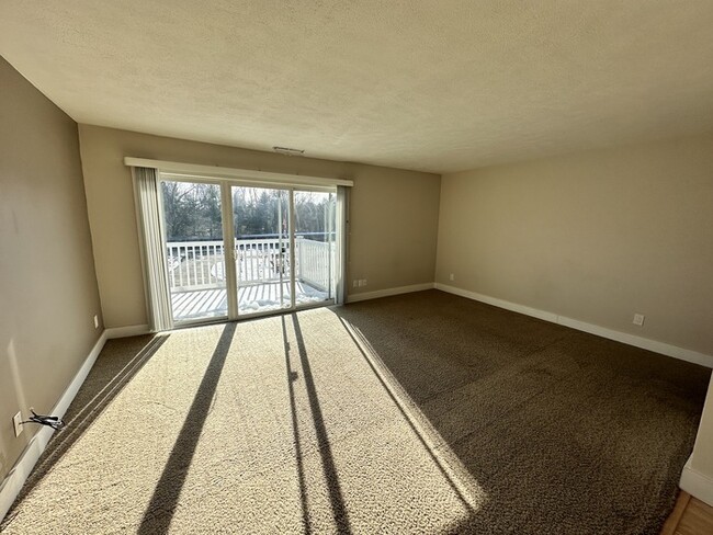 Building Photo - Villas of Cascade 2 Bedroom Condo Upper Unit