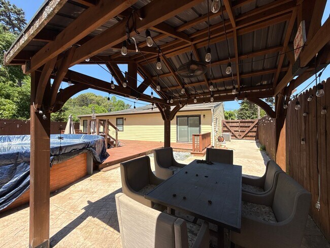 Building Photo - Updated Ranch Home with Luxury features!