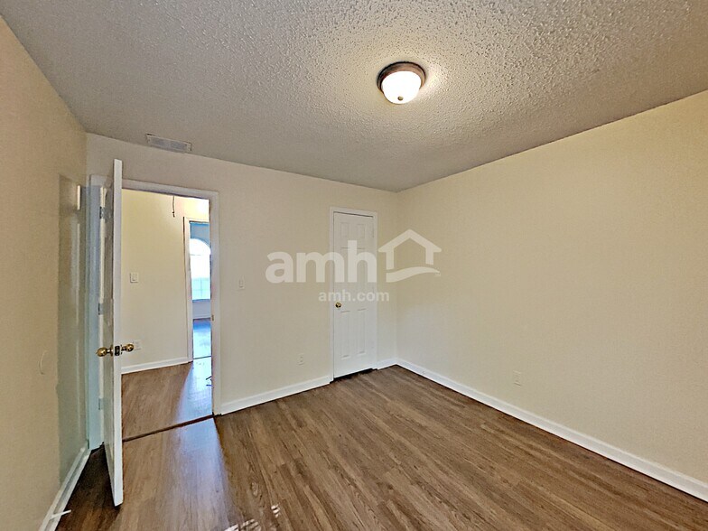 Building Photo - 271 Village Dr