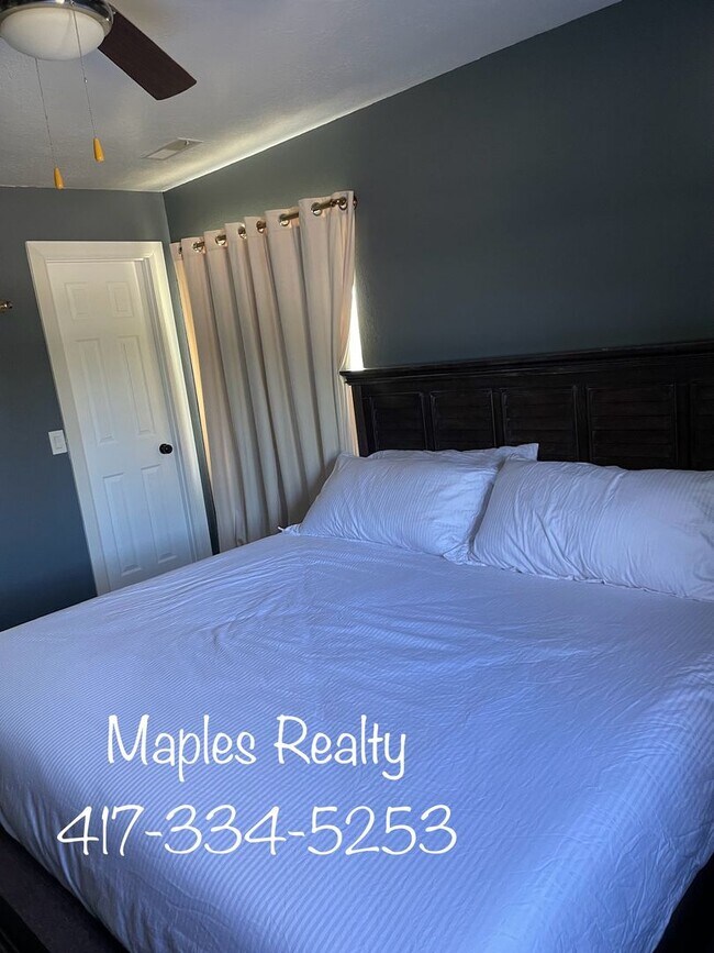 Building Photo - 4 bedroom, 2 bath furnished HOUSE in the H...