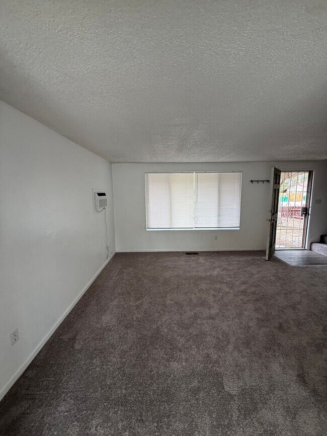 Building Photo - 433 Oleander Way