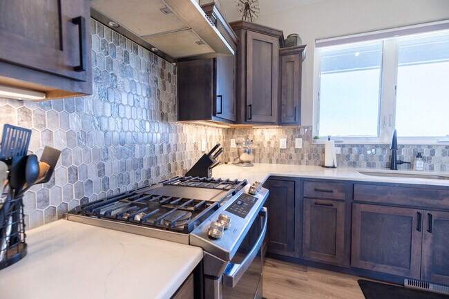 Building Photo - 2428 Sunshine Dr