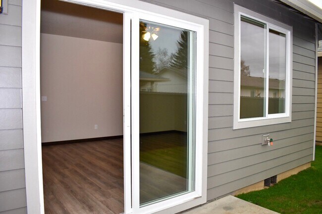Building Photo - 2 Bedroom 2 Bathroom Duplex in a New Great...