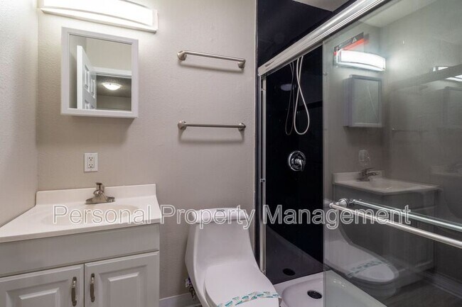 Building Photo - 1008 NE 86th St