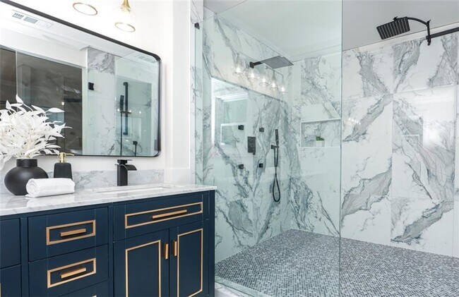 Building Photo - 2908 N Hills Dr NE