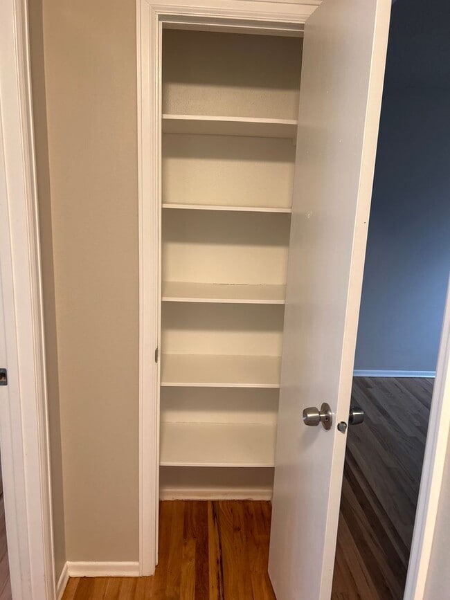 Building Photo - Big roomy 4 bedroom / 2 living room house