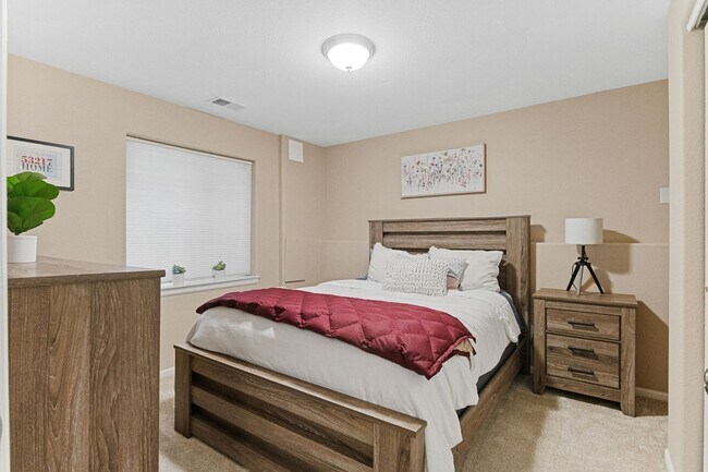 Building Photo - Updated 3bed/3bath with Finished Basement