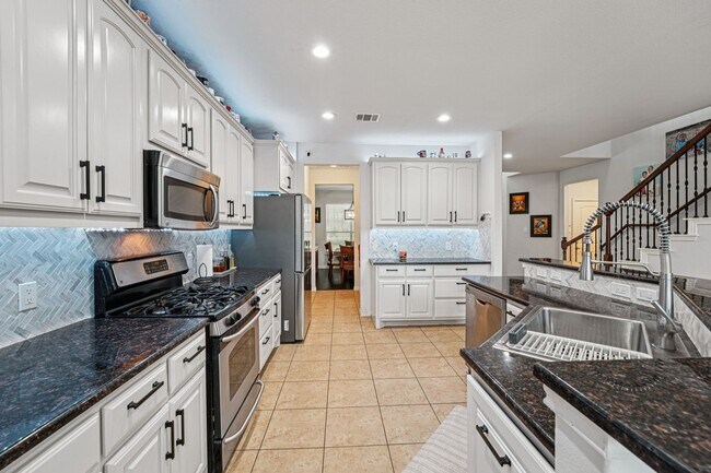 Building Photo - Massive 4 Bedroom, 2.5 Bathroom home in Blanco Vista - astro turfed front yard
