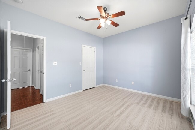 Building Photo - 1707 E Highlands Crossing
