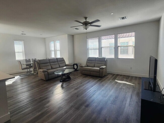 Building Photo - 5301 E Commerce Way