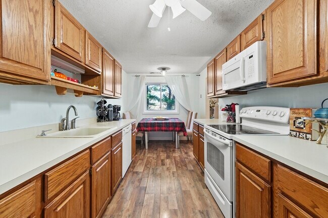 Building Photo - 11 Ledgewood Way
