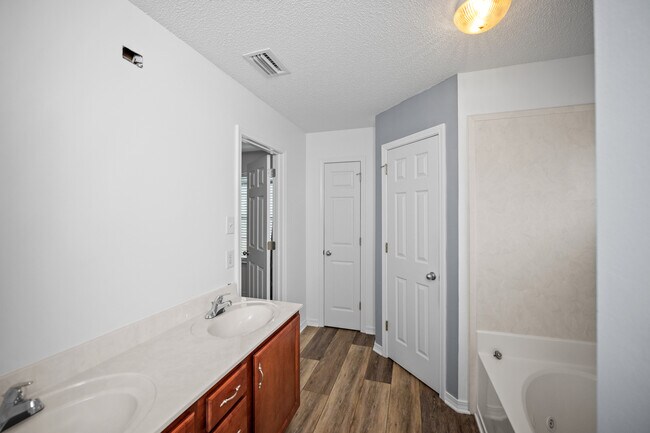 Building Photo - 7684 Avery Ln