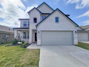 Building Photo - Live comfortably in this stunning Lake Rid...