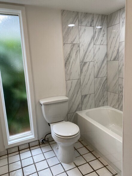 Building Photo - 830 Pinewood Ct