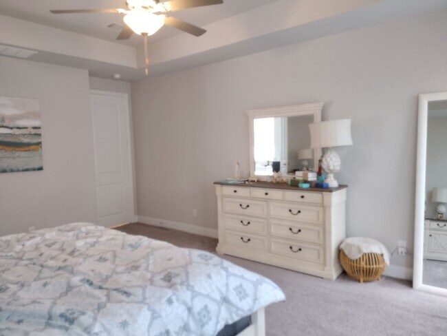 Building Photo - Beautiful 4 bedroom with a pool!!!