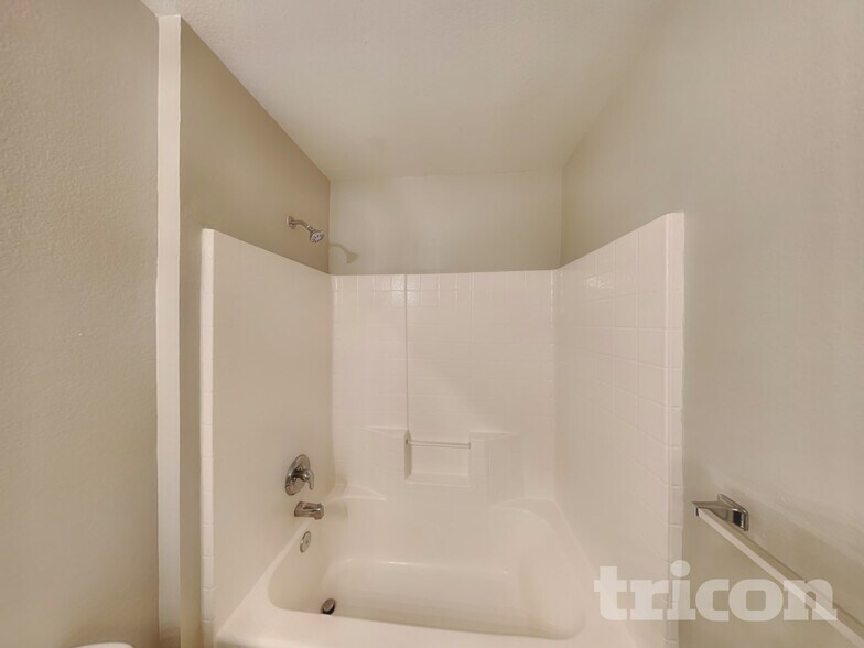 Building Photo - 1609 Hillside Dr